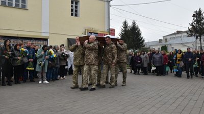 У Луцьку провели в останню путь 26-річного військового Юрія Головача У Луцьку провели в останню путь 26-річного військового Юрія Головача