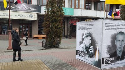 На вулиці Проскурівській у Хмельницькому розгорнули виставку із портретами загиблих Героїв Небесної Сотні та Героїв АТО/ООС На вулиці Проскурівській у Хмельницькому розгорнули виставку із портретами загиблих Героїв Небесної Сотні та Героїв АТО/ООС