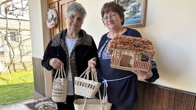 Як у селищі Вишково на Закарпатті створюють вироби з кукурудзяного листя