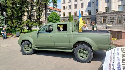 Нове авто замість розстріляного: волинські волонтери купили пікап для бійців на фронт Нове авто замість розстріляного: волинські волонтери купили пікап для бійців на фронт