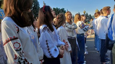 У вишиванках та з прапорами: у Черкасах випускники подякували ЗСУ У вишиванках та з прапорами: у Черкасах випускники подякували ЗСУ