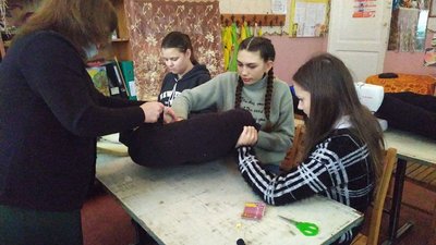 Учні кропивницької гімназії на канікулах шили лежаки для тварин, які живуть у притулку Учні кропивницької гімназії на канікулах шили лежаки для тварин, які живуть у притулку