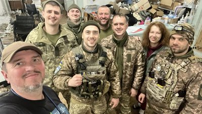 Військовий лікар Олег Токарчук рятує поранених військових Військовий лікар Олег Токарчук рятує поранених військових