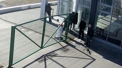 Двоє цивільних розмовляють з російськими військовими за кілька хвилин до того, як їх вбили Двоє цивільних розмовляють з російськими військовими за кілька хвилин до того, як їх вбили