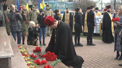 Покладанням квітів та молебнем у Миколаєві вшанували пам’ять героїв Небесної сотні
