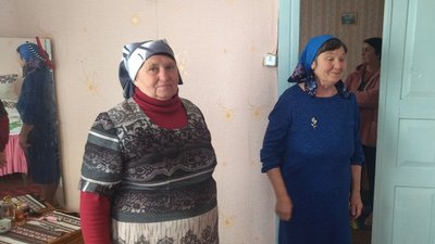 Волинські бабусі-волонтерки плетуть килимки для військових Волинські бабусі-волонтерки плетуть килимки для військових