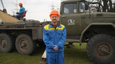 "Працює під обстрілами, аби у людей було світло": історія електромонтера із Запоріжжя "Працює під обстрілами, аби у людей було світло": історія електромонтера із Запоріжжя