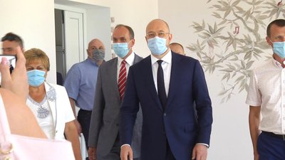 Готовність закладу, в Давидківці приїхав перевірити прем'єр-міністр України Денис Шмигаль. Фото: Суспільне Поділля Готовність закладу, в Давидківці приїхав перевірити прем'єр-міністр України Денис Шмигаль. Фото: Суспільне Поділля