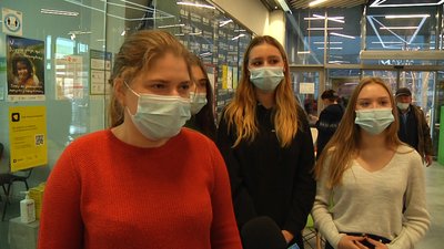 У Житомирі черги серед тих, хто прийшов вакцинуватися до міського центру вакцинації У Житомирі черги серед тих, хто прийшов вакцинуватися до міського центру вакцинації
