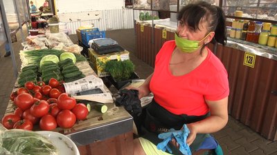 Держпродспоживслужба: на ринку в Житомирі частина покупців нехтує правилами карантину