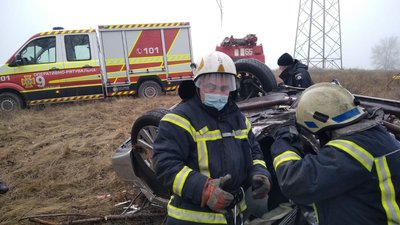 На Дніпропетровщині рятувальники вилучили тіло загиблого водія з понівеченої автівки На Дніпропетровщині рятувальники вилучили тіло загиблого водія з понівеченої автівки