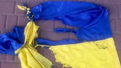 У Кропивницькому затримали чоловіка який вчинив наругу над прапором України