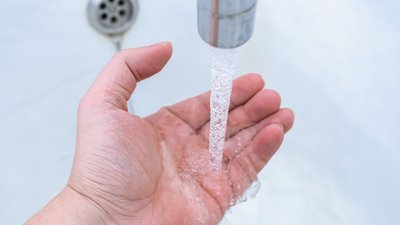 Рука людини та вода