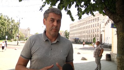 У Житомирі комунальники з ночі почали прибирати місто від повалених вітром дерев У Житомирі комунальники з ночі почали прибирати місто від повалених вітром дерев
