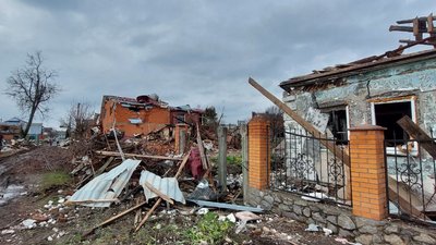 У Сумах почали розбирати завали будинків після авіаційної бомби У Сумах почали розбирати завали будинків після авіаційної бомби