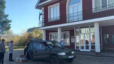 Волонтерка з Народичів плете та продає іграшки, збираючи гроші на автівки для ЗСУ