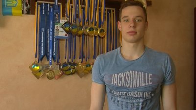 Тренування на карантині: волинський чемпіон з плавання тренується, не виходячи з дому