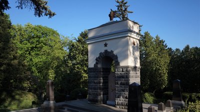 В Ужгороді на Пагорбі Слави демонтують пам'ятні знаки радянського та нацистського режимів