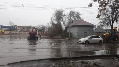 "Заливає 16 років": в Одесі через негоду затопило вулицю "Заливає 16 років": в Одесі через негоду затопило вулицю