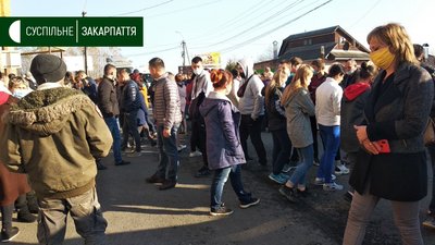 Мітинг у Хусті: жителі вимагали результатів місцевих виборів Мітинг у Хусті: жителі вимагали результатів місцевих виборів