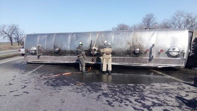 На Дніпропетровщині перекинулася вантажівка, на дорогу вилилося 10 тонн олії