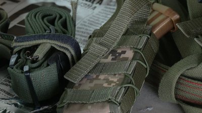 Також підприємці виготовляють підсумки під магазин та реміні