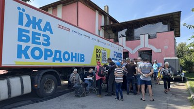 Безплатні гарячі обіди для ВПО у Сумах роздають у фудтраку місії "Їжа без кордонів"