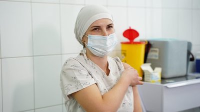 Перша вакцинована від COVID-19 на Київщині розповіла, як пройшло щеплення