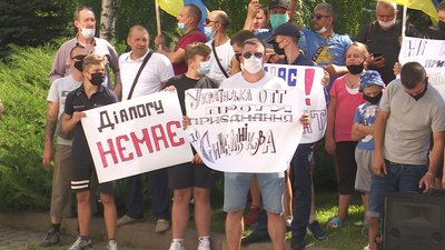 Під облрадою мешканці трьох районів протестували проти об'єднання їхніх районів із Синельниковим Під облрадою мешканці трьох районів протестували проти об'єднання їхніх районів із Синельниковим