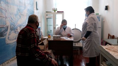 На Рівненщині почали вакцинацію від COVID-19 у віддалених селах. Як це відбувається На Рівненщині почали вакцинацію від COVID-19 у віддалених селах. Як це відбувається