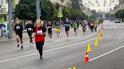 Учасники забігу "Шаную воїнів, біжу за Героїв України" у Луцьку 2023 року