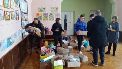 Тернопільські волонтери проводять акцію "Допоможи захиснику України"