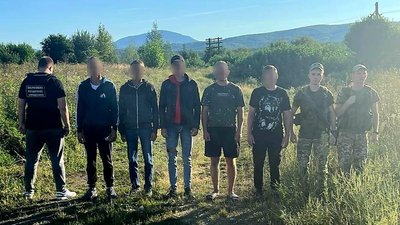 На Закарпатті затримали 9 чоловіків, які намагалися незаконно потрапити до Словаччини