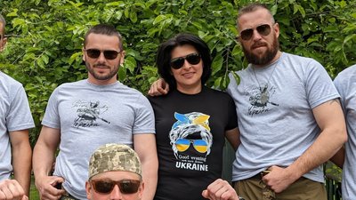 «Одягни шапку, а він мені "ну мам, ми ж в армії"». Військова психологиня з Чернівців з синами поїхала на фронт «Одягни шапку, а він мені "ну мам, ми ж в армії"». Військова психологиня з Чернівців з синами поїхала на фронт