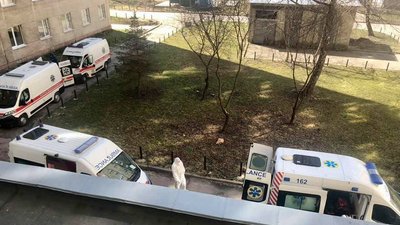 Біля львівської лікарні утворилася черга із автомобілів швидкої допомоги