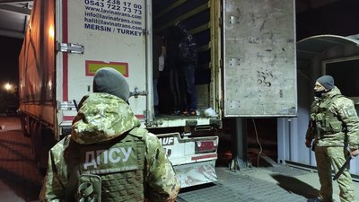 У порту на Одещині затримали людей, які намагалися незаконно перетнути кордон У порту на Одещині затримали людей, які намагалися незаконно перетнути кордон