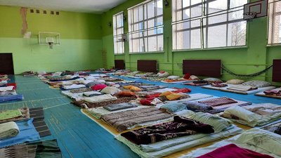 Місця для ночівлі переселенців у шкільному спортзалі Місця для ночівлі переселенців у шкільному спортзалі