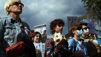 "Краще ходити голою, аніж у хутрі": у 30 містах України пройшов марш за права тварин. Як це було "Краще ходити голою, аніж у хутрі": у 30 містах України пройшов марш за права тварин. Як це було