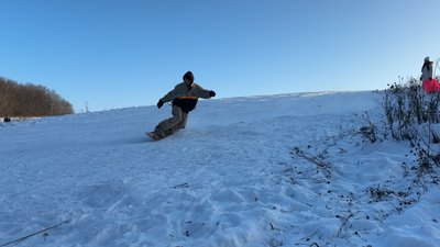 Чоловік спускається із засніженої гірки