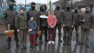 Вінницька нацгвардійка із сином та переселенцями приготувала великодні гостинці для військової частини