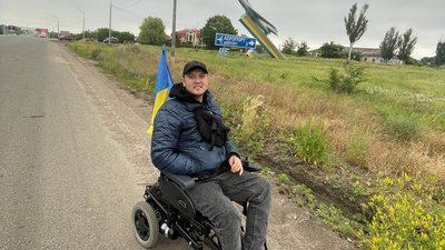 Від Миколаєва до Херсона. Миколаївець на візку подолав відстань, аби допомогти ЗСУ Від Миколаєва до Херсона. Миколаївець на візку подолав відстань, аби допомогти ЗСУ