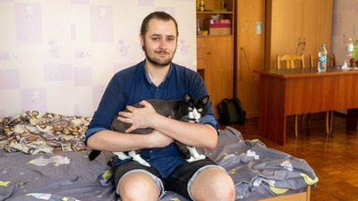 Мешканець прилеглого до епіцентру вибуху будинку Ілля і його кіт Детройт Мешканець прилеглого до епіцентру вибуху будинку Ілля і його кіт Детройт