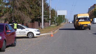 Пост патрульних, які вимірюють швидкість руху автомобілів