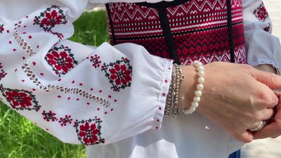 Херсонці вдягли вишиванки в рідному місті та в інших куточках України Херсонці вдягли вишиванки в рідному місті та в інших куточках України