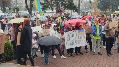 У Черкасах під міськрадою 4 листопада містяни просили грошей на забезпечення військових У Черкасах під міськрадою 4 листопада містяни просили грошей на забезпечення військових