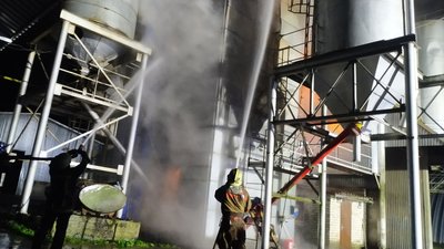На Сумщині рятувальники усю ніч гасили пожежу в зерносушарці На Сумщині рятувальники усю ніч гасили пожежу в зерносушарці