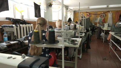 Працівники шиють одяг для ЗСУ Працівники шиють одяг для ЗСУ