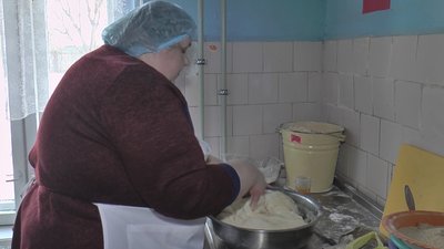 Понад сотню пиріжків щодня печуть для тероборони кухарі шкільної їдальні у Мачухівській громаді Понад сотню пиріжків щодня печуть для тероборони кухарі шкільної їдальні у Мачухівській громаді