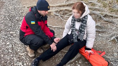 Рятувальник, туристка, гори