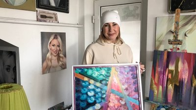 У Тернополі художники передали картини на підтримку онкохворих